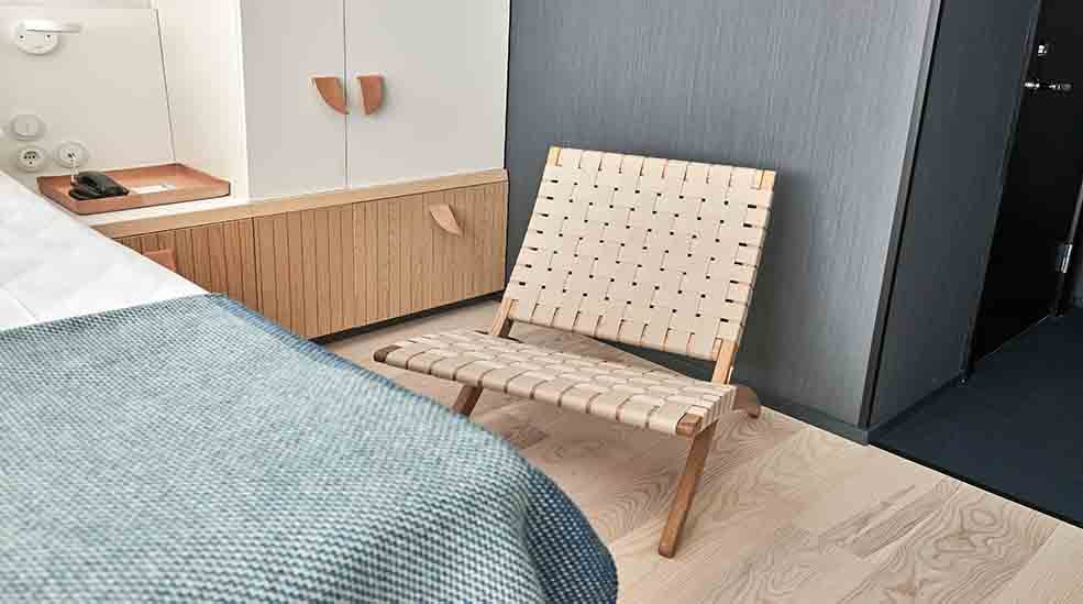 Skandinaavista designia oleva tuoli Moderate-hotellihuoneessa, Nordic Light Hotel -hotellissa, Tukholmassa