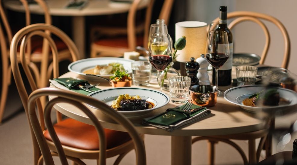 Kolmen ruokalajin illallinen, hotelliyö ja aamiainen