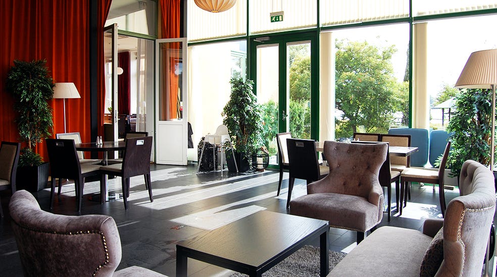 Ruokasali ja lounge yleiskuva nojatuoleilla ja näkymällä, Clarion Collection Hotel Bolinder Munktell Eskilstunassa