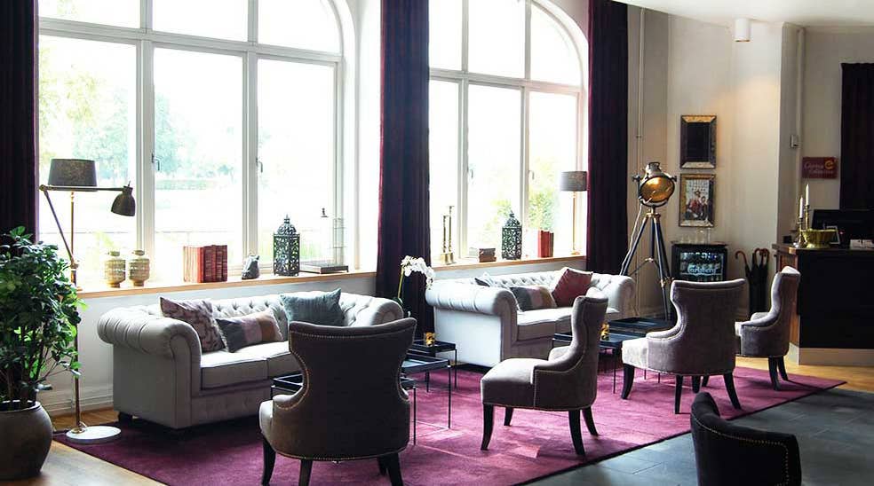 Aula yleiskuva nojatuoleilla ja sohvilla kohti ikkunaa, Clarion Collection Hotel Bolinder Munktell Eskilstunassa