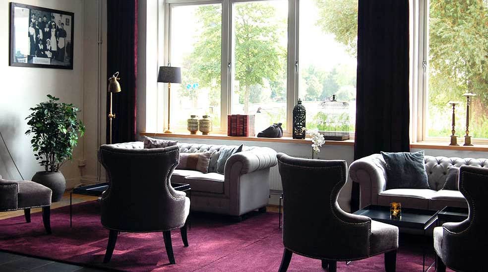Aula yleiskuva nojatuoleilla ja sohvilla, Clarion Collection Hotel Bolinder Munktell Eskilstunassa