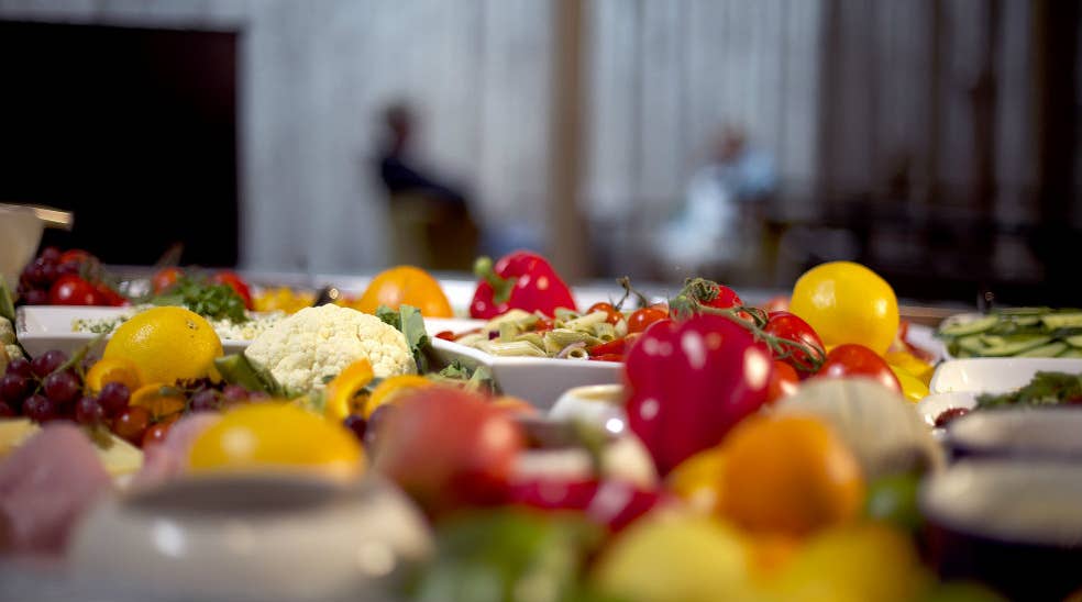 Lähikuva vihanneksista buffetissa, Clarion Collection Hotel Grand Bodössä, Norjassa