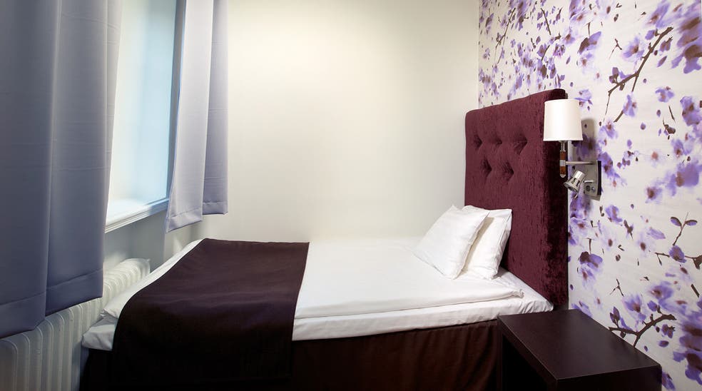 Yhden hengen Standard-huone vuoteella, valaisimella ja tyynyillä Clarion Collection Hotel Grand Sundsvallissa