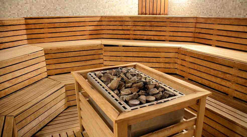Rentoutumisosaston sauna ja kiukaan kivet yksityiskohtina, Clarion Collection Hotel Kompaniet -hotellissa, Nyköpingissä