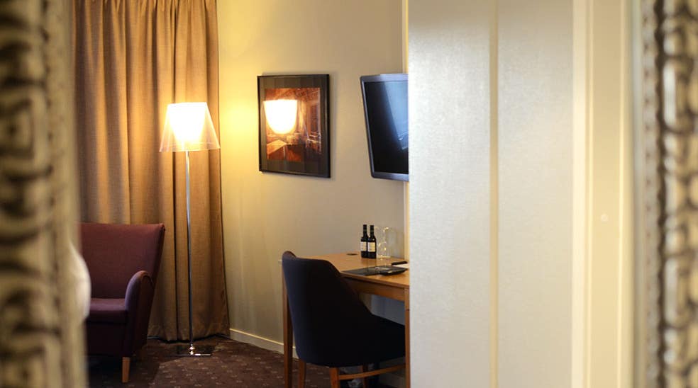 Pöytä, oleskelutila ja TV Superior-huoneessa, Clarion Collection Hotel Kompaniet -hotellissa, Nyköpingissä