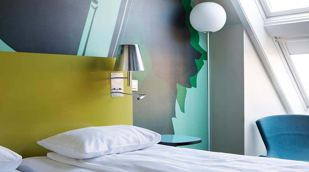 Vuode, tyyny, valaisin ja nojatuoli kahden hengen Standard-huoneessa, Comfort Hotel Kristiansand -hotellissa