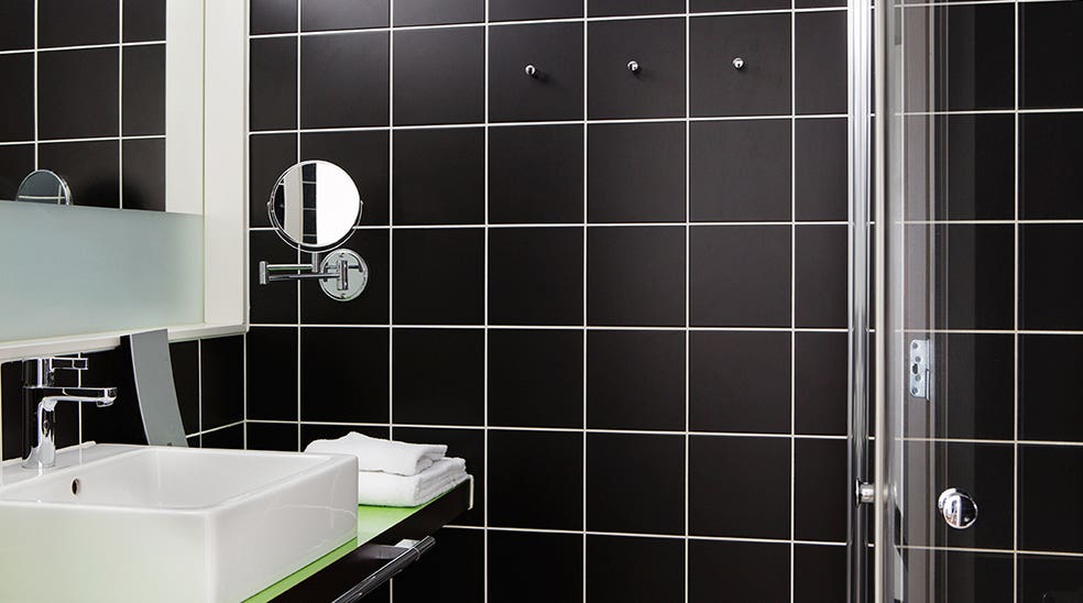 Kylpyhuone yksityiskohtien (peili, pesuallas, seinä) kera, Comfort Hotel Union Brygge Drammen