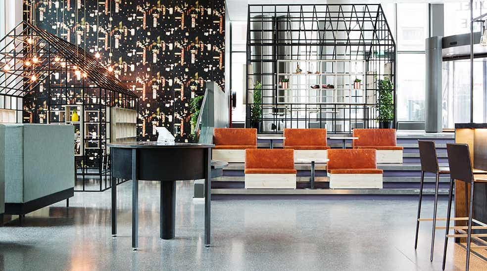 Aula sisustusyksityiskohtien, sohvien ja tuolien kera Comfort Hotel Union Bryggessä, Drammenissa