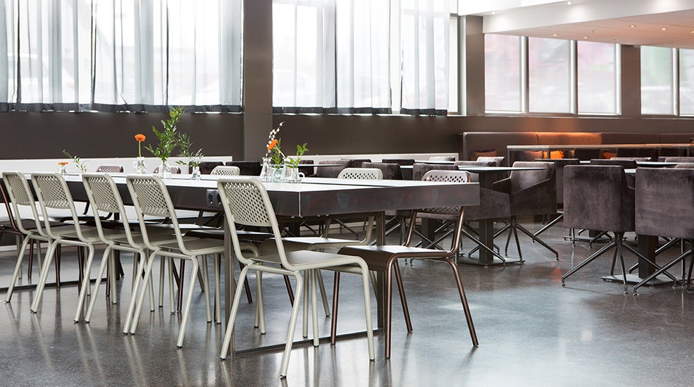 Aula pitkien pöytien ja metallisten tuolien kera, Comfort Hotel Union Bryggessä, Drammenissa