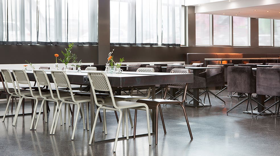 Aula pitkien pöytien ja metallisten tuolien kera, Comfort Hotel Union Bryggessä, Drammenissa