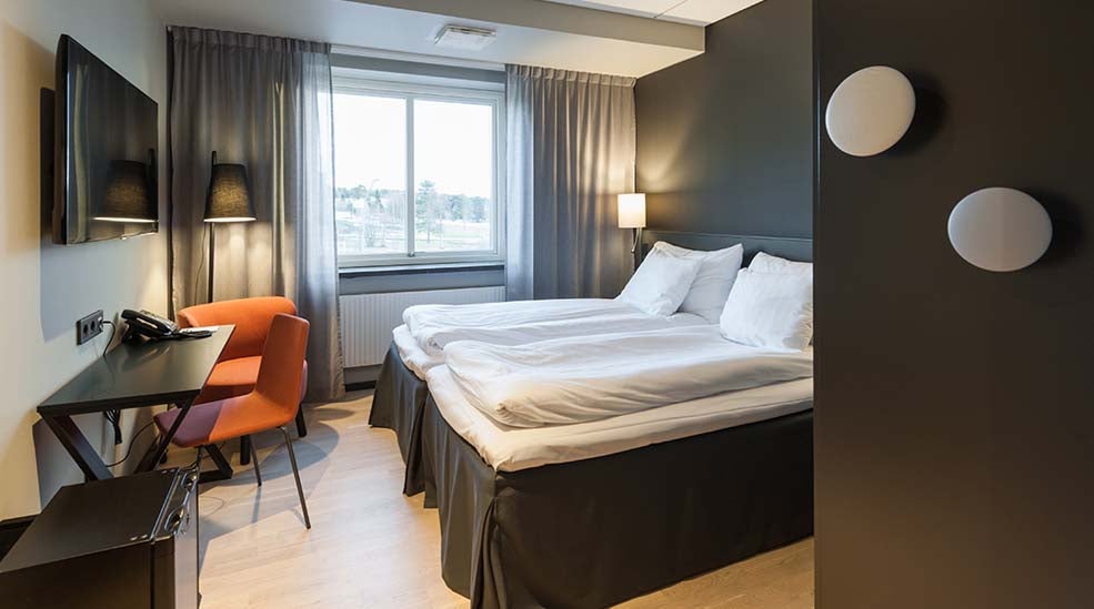 Kahden hengen Standard-huone ovelta päin nähtynä Quality Hotel Frösö Parkin erillisessä rakennuksessa