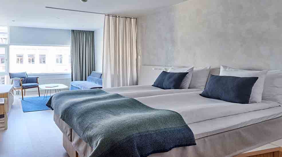 Parivuode ja oleskelualue ikkunallisessa Deluxe-hotellihuoneessa, Nordic Light Hotel -hotellissa, Tukholmassa