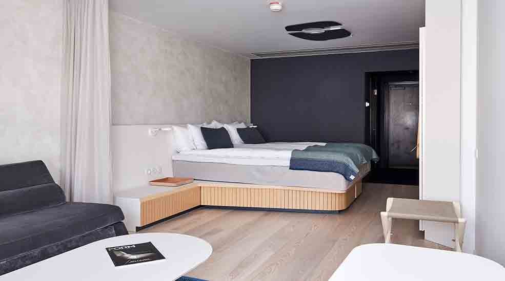 Parivuode ja sohva Deluxe-hotellihuoneessa, Nordic Light Hotel -hotellissa, Tukholmassa