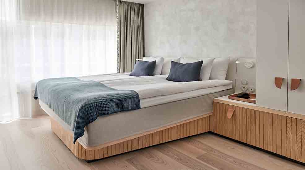 Parivuode ja vaatekaappi ikkunallisessa Moderate-hotellihuoneessa, Nordic Light Hotel -hotellissa, Tukholmassa