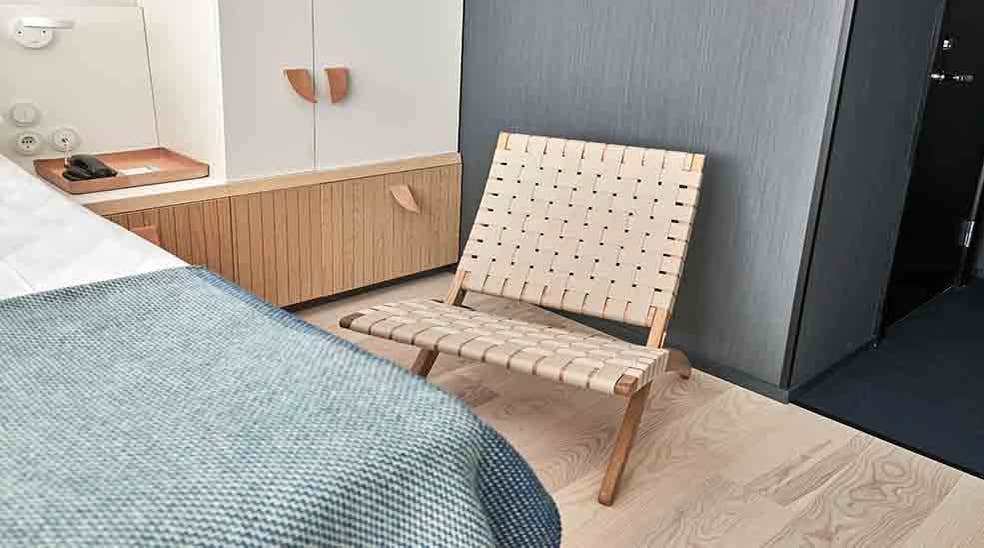Skandinaavista designia oleva tuoli Moderate-hotellihuoneessa, Nordic Light Hotel -hotellissa, Tukholmassa