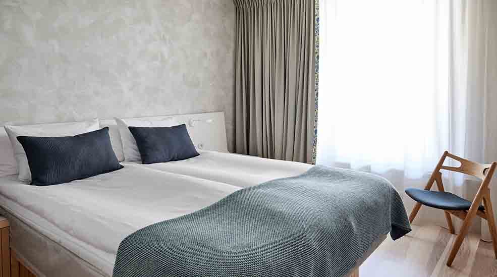 Parivuode ja tuoli yhden hengen ikkunallisessa Superior-huoneessa, Nordic Light Hotel -hotellissa, Tukholmassa