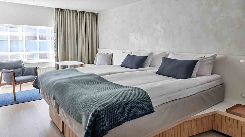 Parivuode ja skandinaavista designia oleva tuoli kahden hengen ikkunallisessa Superior-huoneessa, Nordic Light Hotel -hotellissa, Tukholmassa