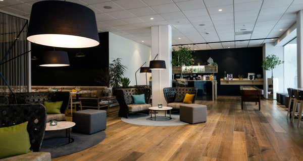 Lounge-alue, jossa sohvia, pöytäcurling ja baari, Quality Hotel Edvard Griegissä, Bergenissä, Norjassa