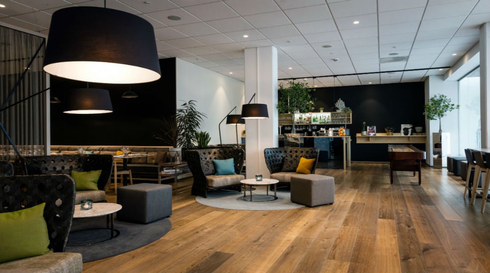 Lounge-alue, jossa sohvia, pöytäcurling ja baari, Quality Hotel Edvard Griegissä, Bergenissä, Norjassa