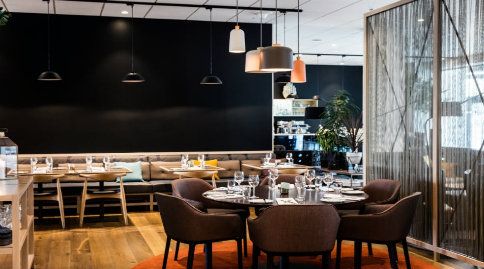 Ravintola Brasserie X, katettu pyöreä pöytä ja valaisimia Quality Hotel Edvard Griegissä, Bergenissä