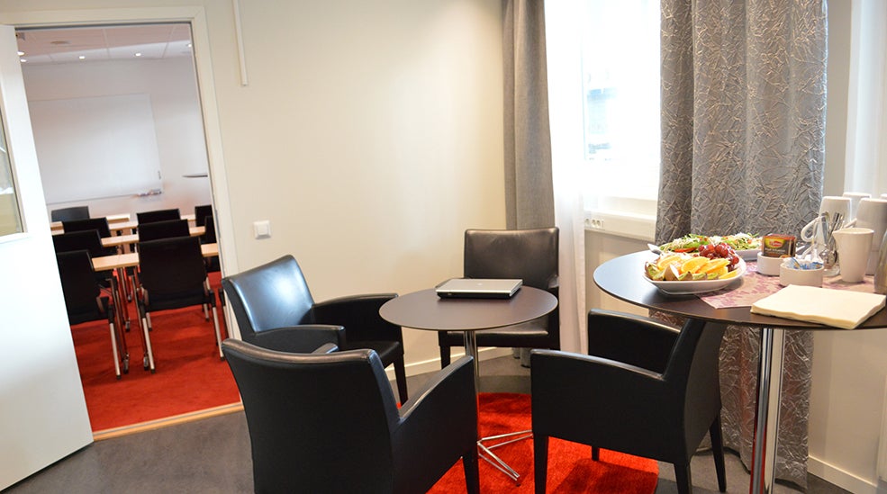 Kokoushuone Karlavagnen ja pikkupurtavaa tauolla, Borlängen Quality Hotel Galaxenissa