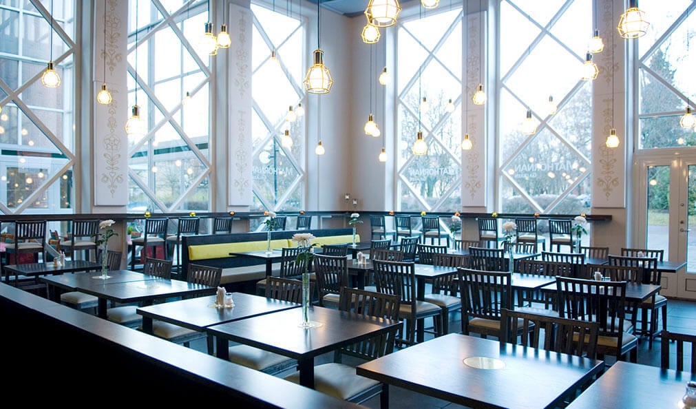 Isot, valoisat ikkunat Mathörnan-ravintolassa, Borlängen Quality Hotel Galaxenissa
