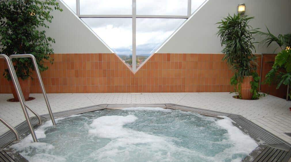 Poreallas upealla näkymällä Borlängen Quality Hotel Galaxenin Polaris-rentoutumisosastolla