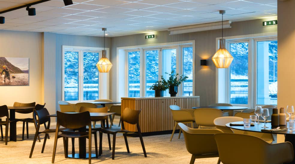 Ravintolan ruokailualue pöytien ja tuolien kera Quality Hotel Vøringfoss -hotellissa